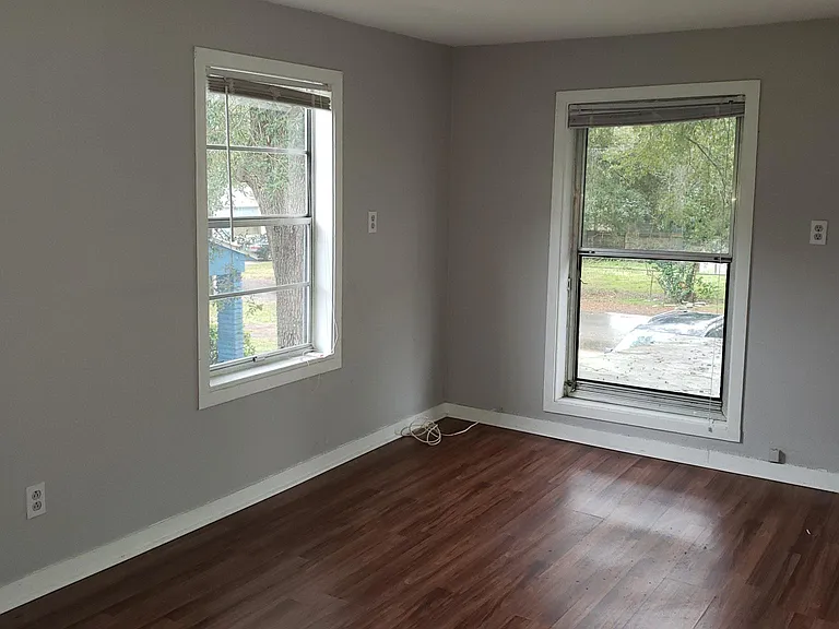 209 W Kirby St — Photo 9