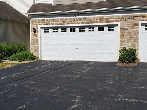 1917 Cobblestone Dr, Carpentersville, IL 60110
