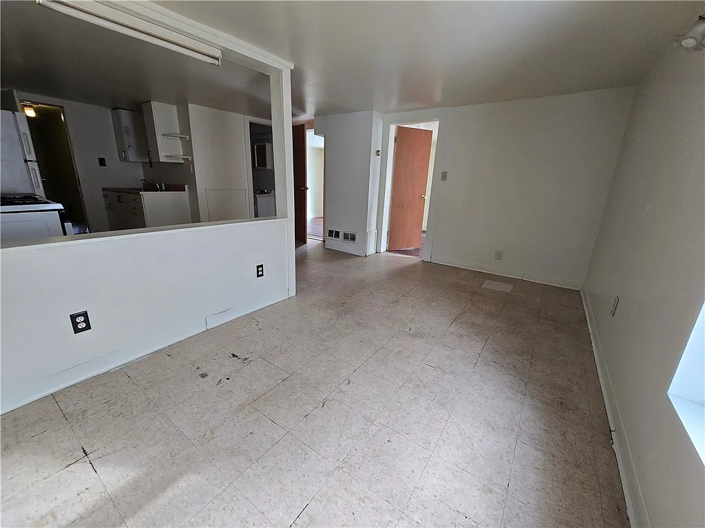 2 bed, 1.0 bath, 4032 sqft, $1,100 — Photo 2