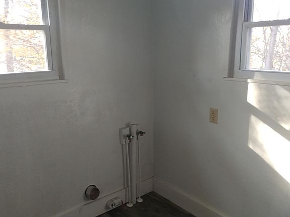 bath, washer/dryer area