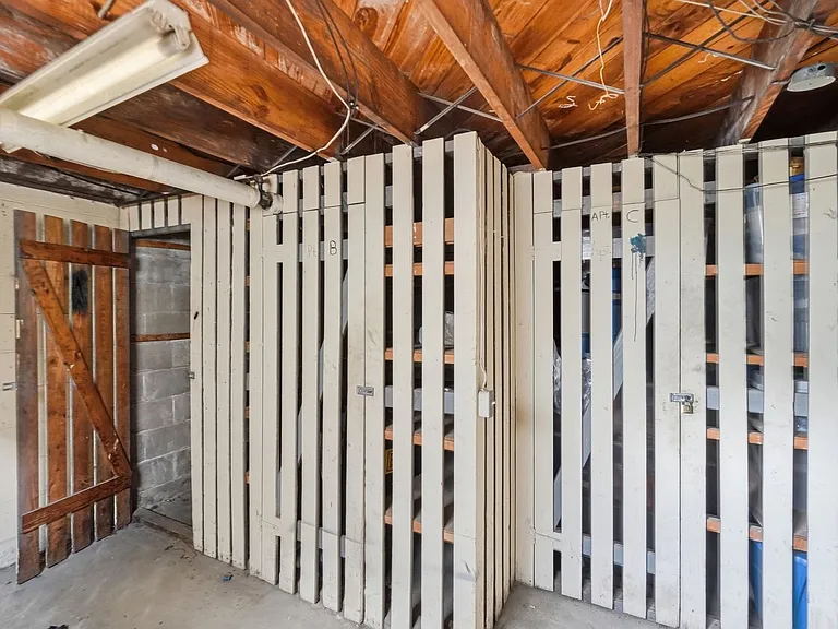 Cozy Apartment Building in Reading District! — Photo 27