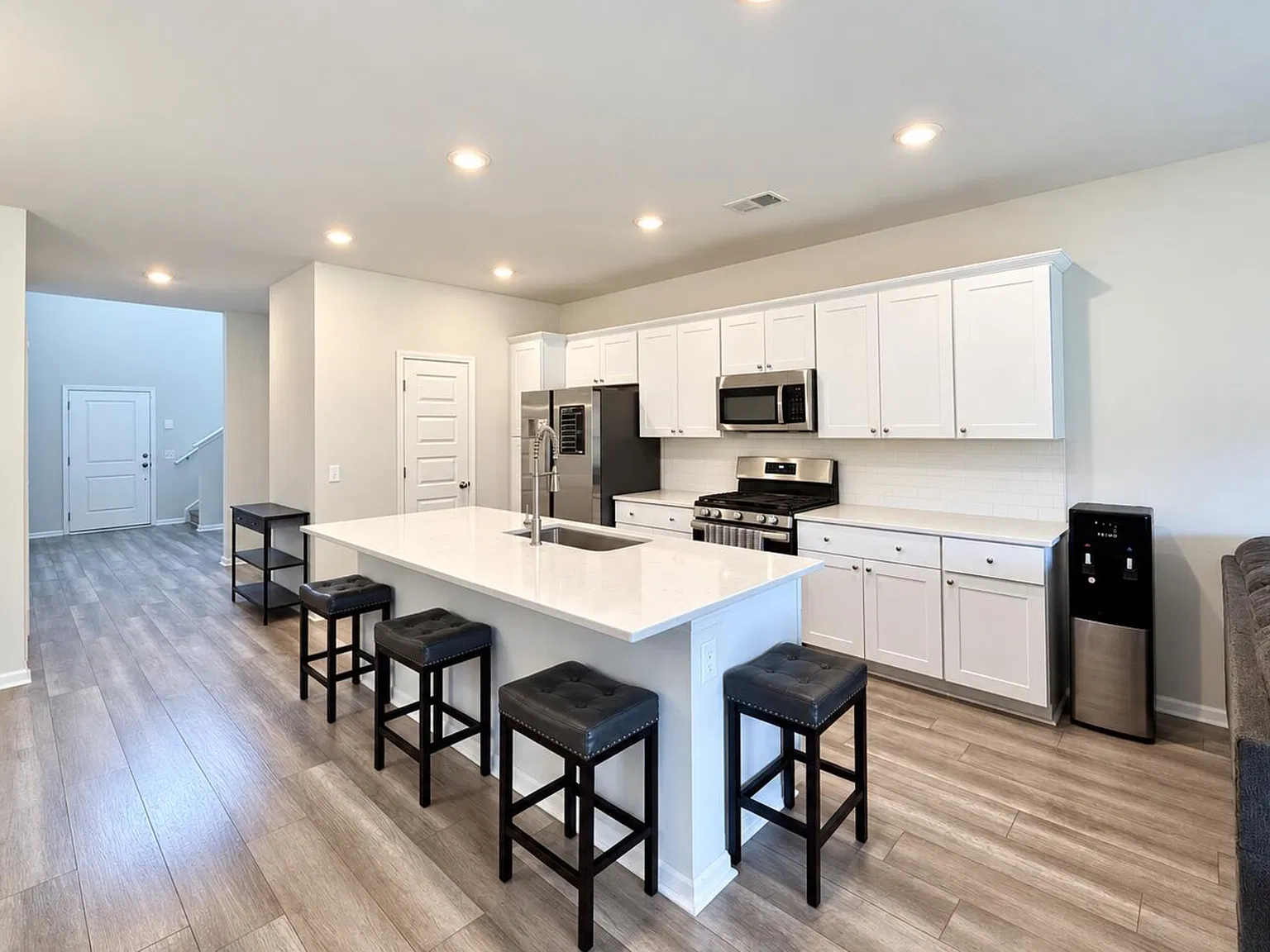 Beautiful 5 Bedroom House in Summers Corner — Photo 3