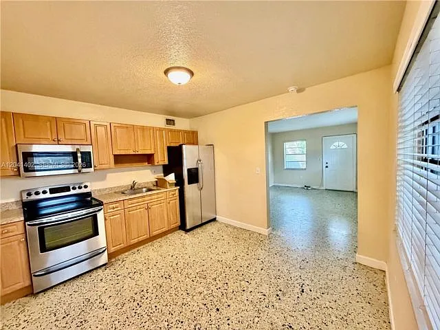 3 bed, 2.0 bath, $3,000 — Photo 2