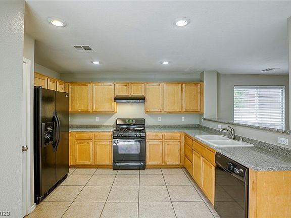 3rd image of 981 Medina De Leon Ave