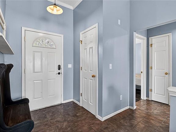 5th image of 409 S Pumpkin Ridge Cir