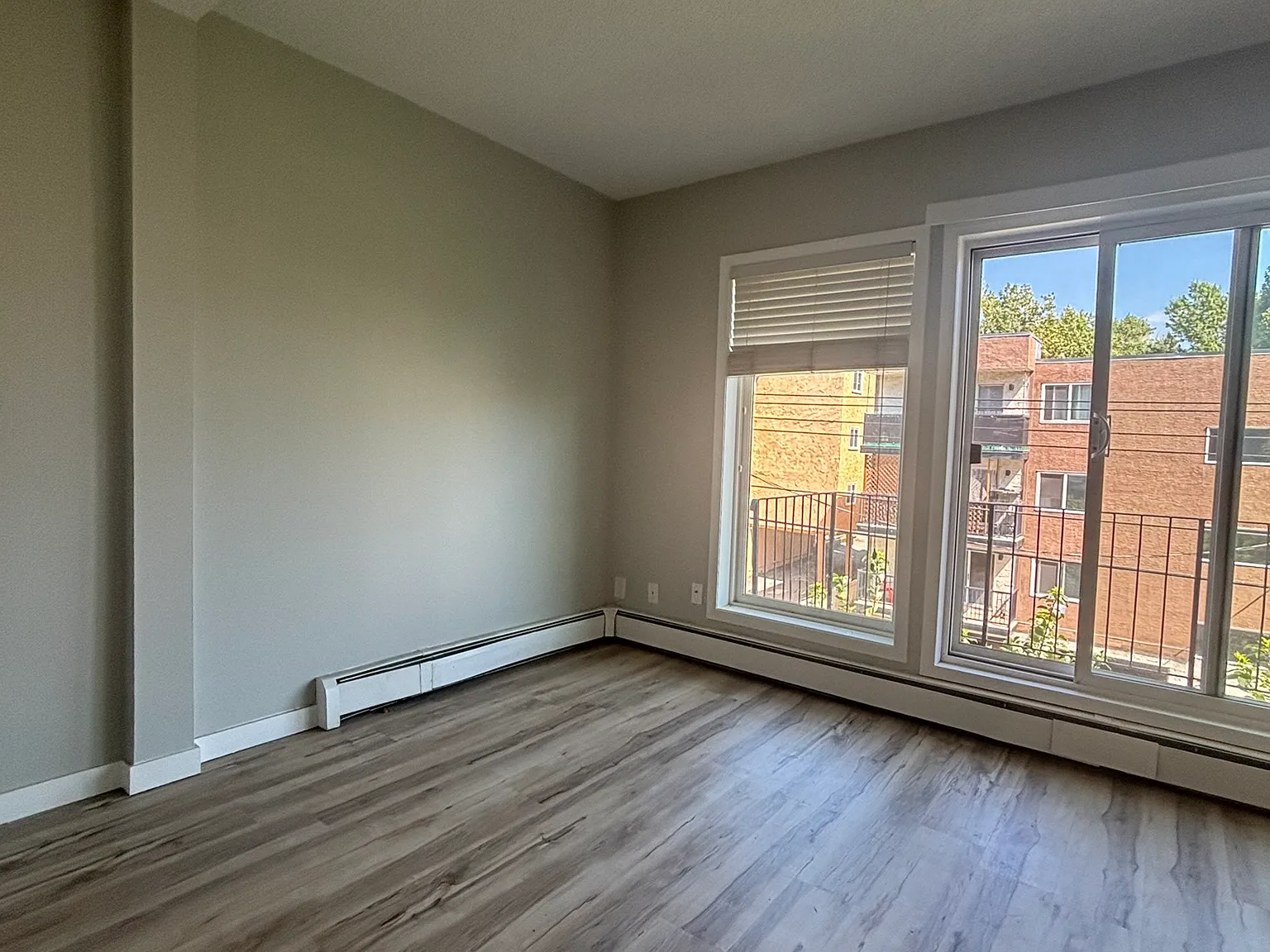 $995 Security Deposit!! Free Early Move In For Oct 1 Possession!! Bright — Photo 4