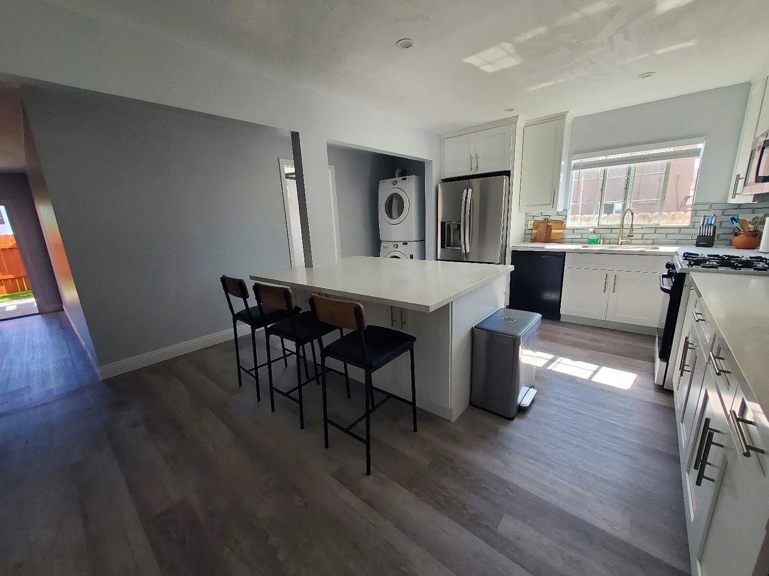 5 bed, 3000 sqft, $1,400 — Photo 2