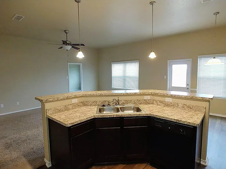 1105 Wethersfield Ln — Photo 4