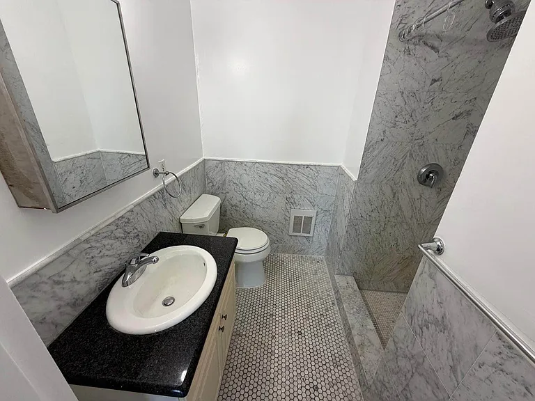61 Village Rd N #3B — Photo 12