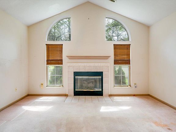 5th image of 332 Hidden Ravines Dr
