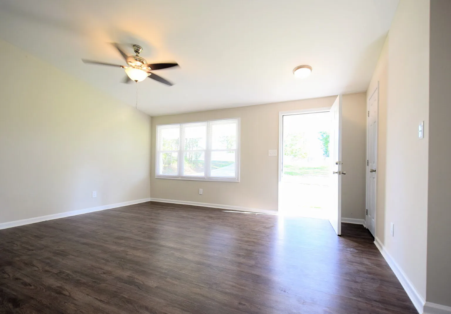 3 bed, 2.0 bath, 1075 sqft, $1,275 — Photo 3