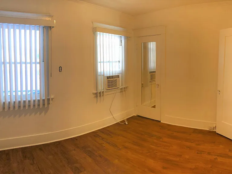 Lovely 1 Bedroom Bungalow Style Apartment! — Photo 11
