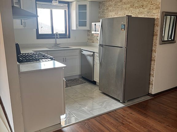4th image of 15744 Lake Dr APT 2BL