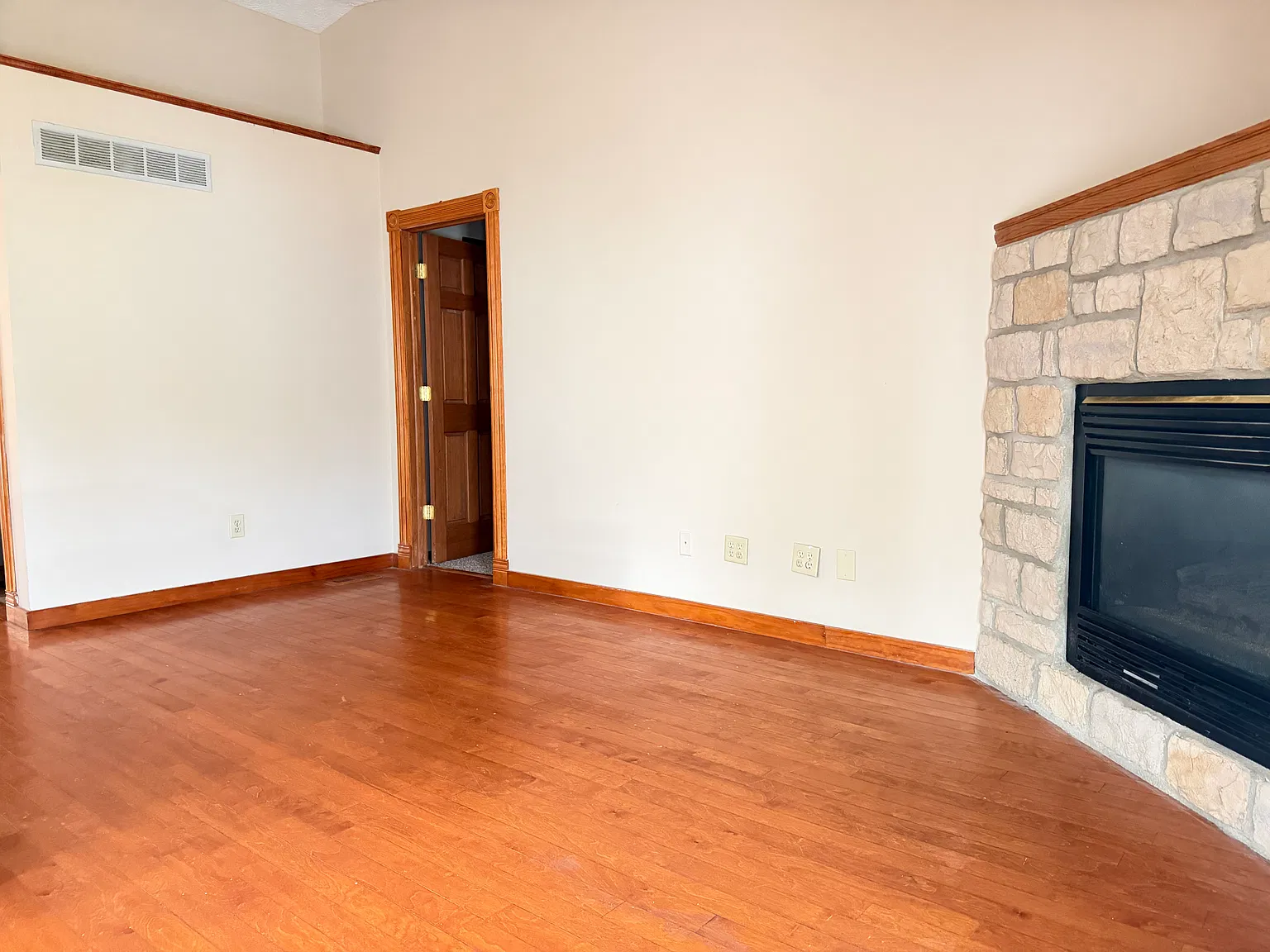 4 bed, 2200 sqft, $2,295 — Photo 2