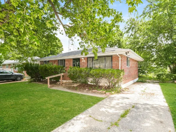 1225 Senate Dr, Saint Louis, MO 63138