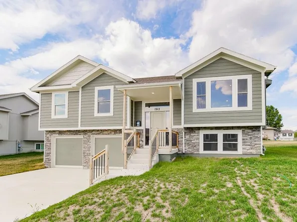 1904 Hawkview Dr, Harrisonville, MO 64701