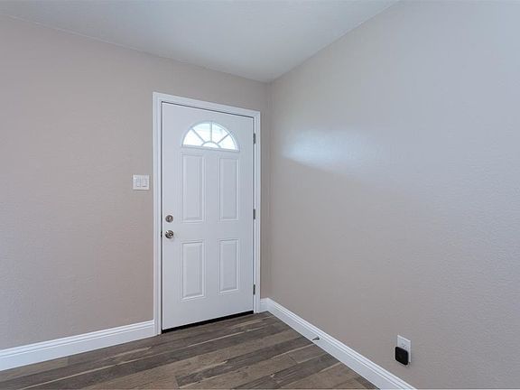 2nd image of 501 Oak St #1