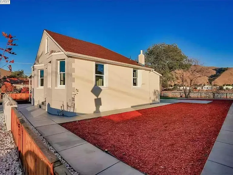 233 Sycamore St — Photo 31