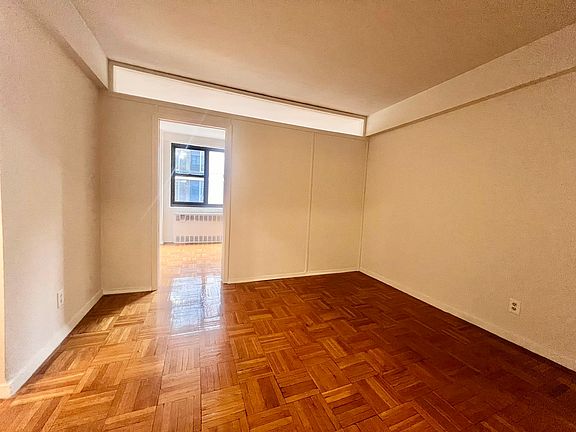 4th image of 250 E 39th St APT 11B