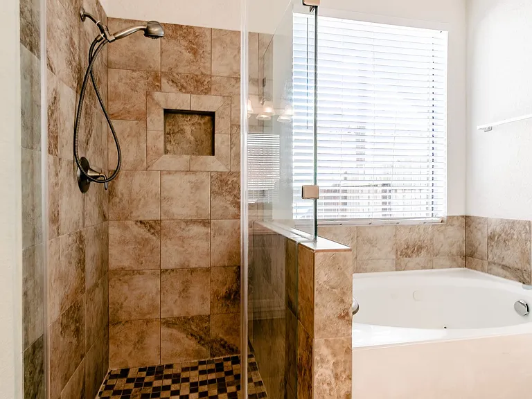 2918 Five Oaks Dr — Photo 6