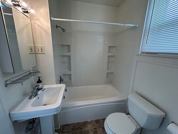 5th image of 206 E Main St