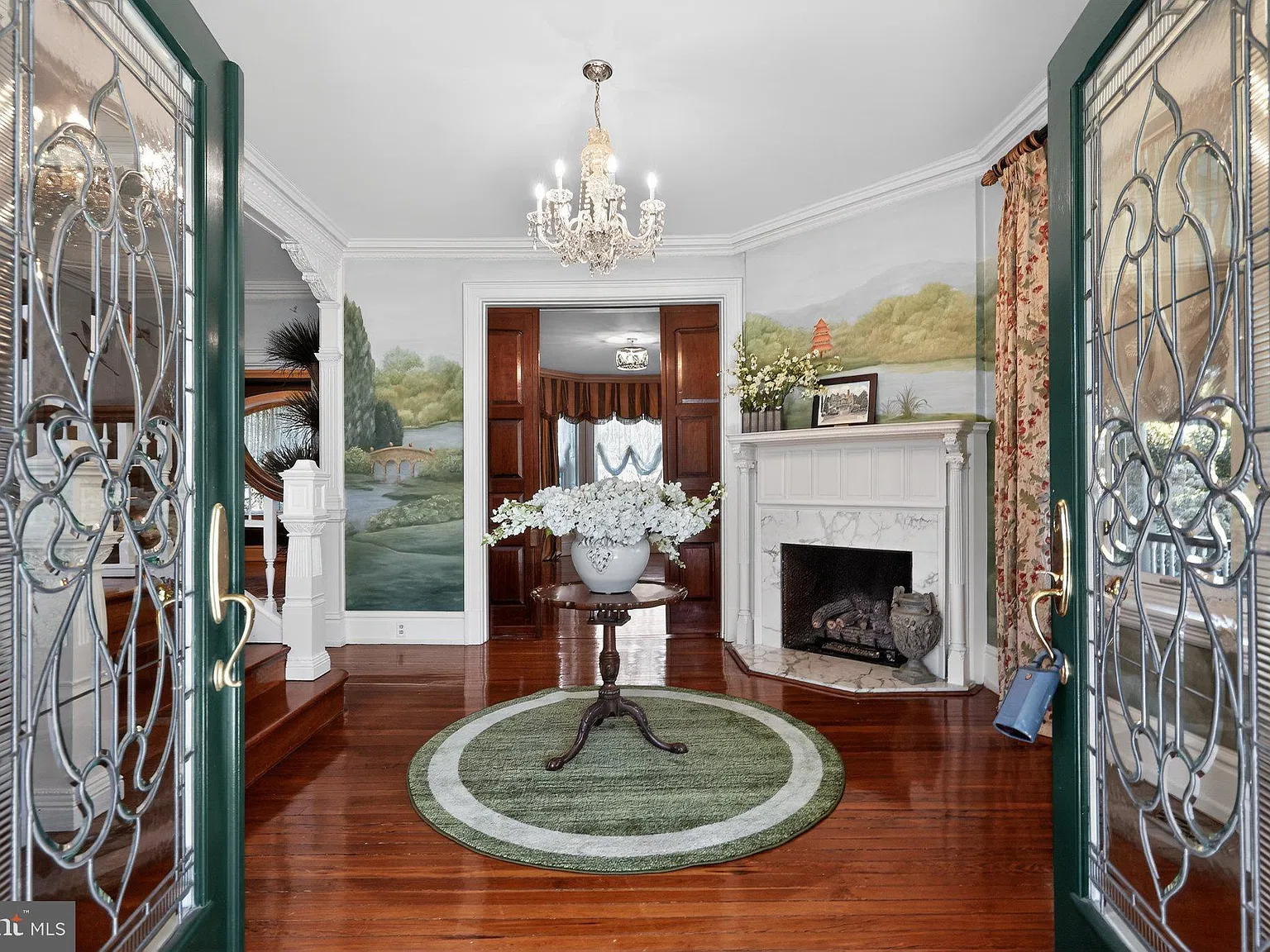 7 bed, 5.5 bath, 8370 sqft, $7,000 — Photo 2