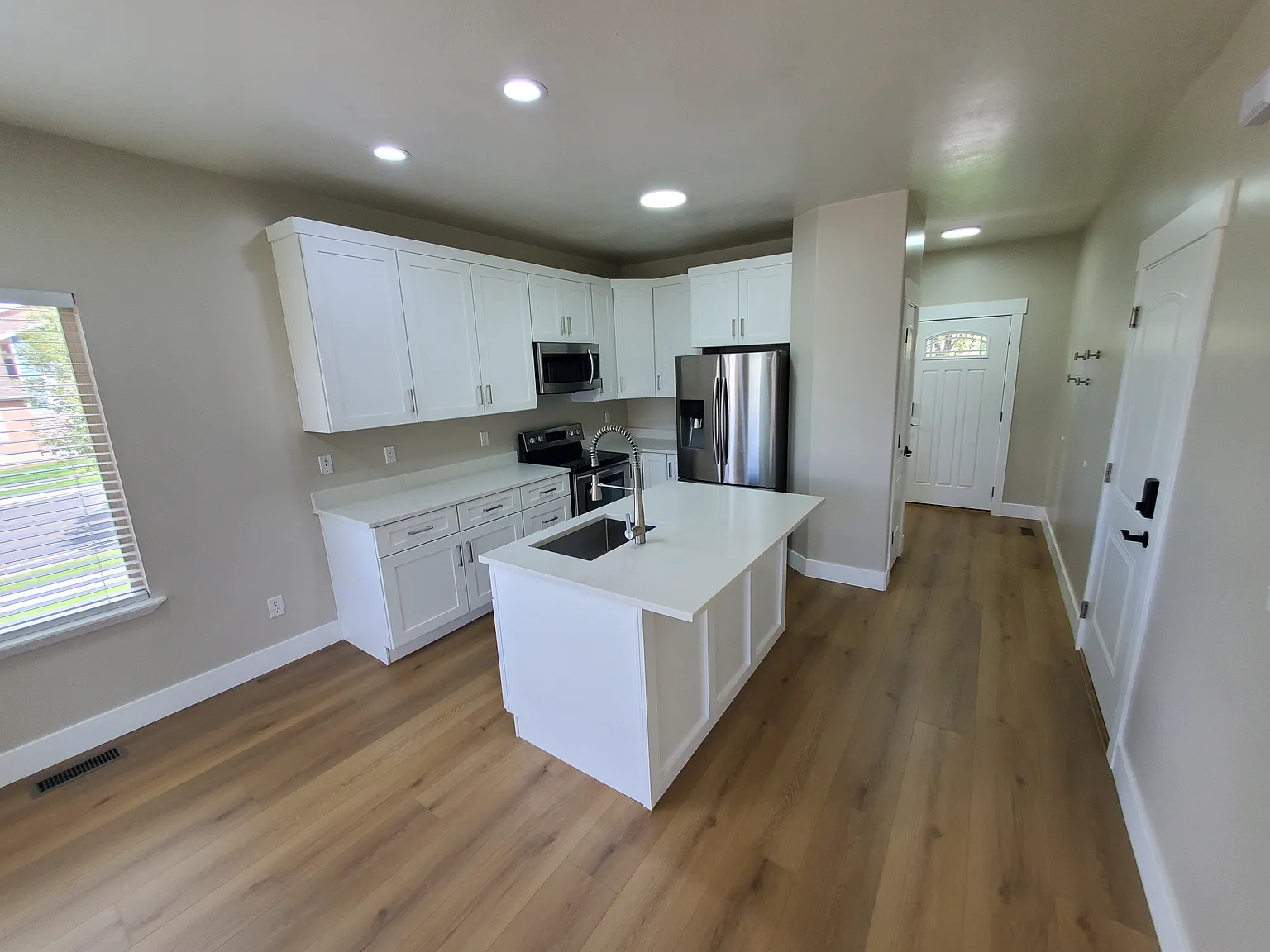 5 bed, 3.5 bath, 2700 sqft, $3,100 — Photo 3