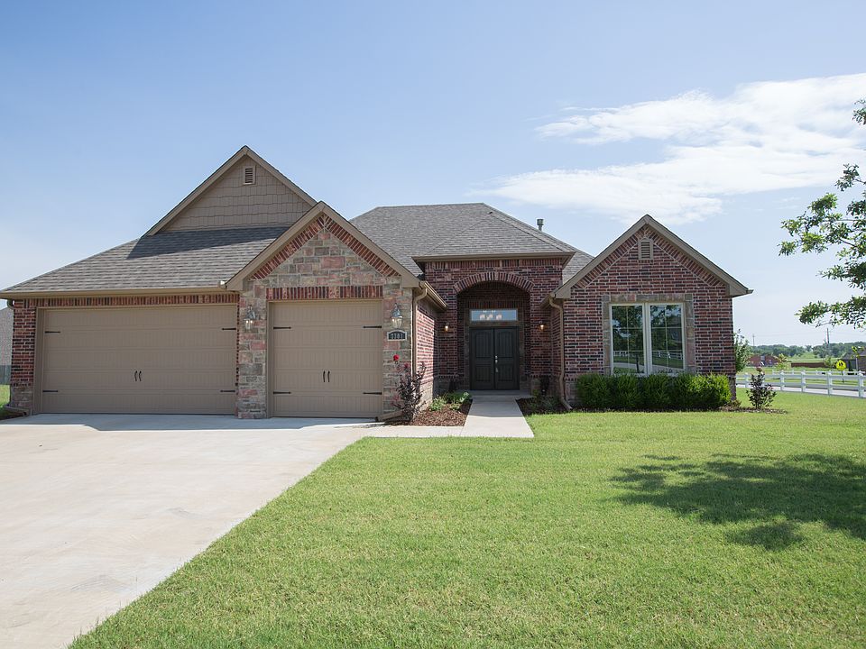 Transitional w/3 Car Garage