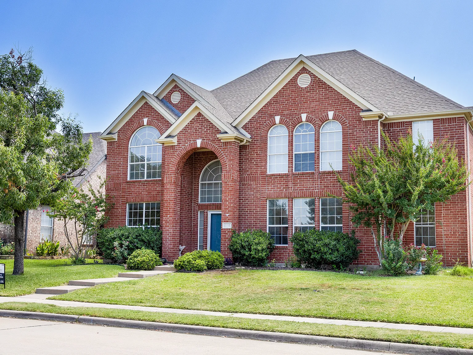 5 bed, 3368 sqft, $3,550 — Photo 2