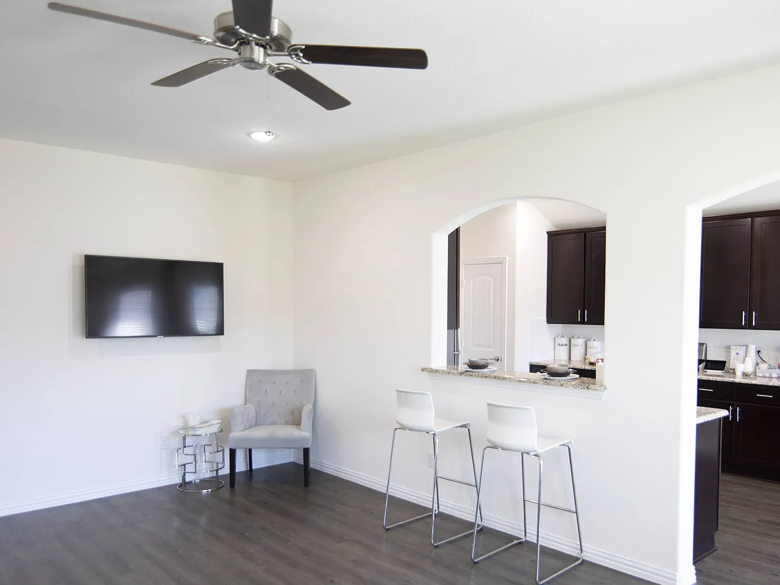 2124 Peppermint Ln — Photo 3