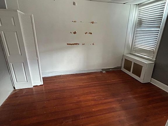 5th image of 4002 W Franklin St