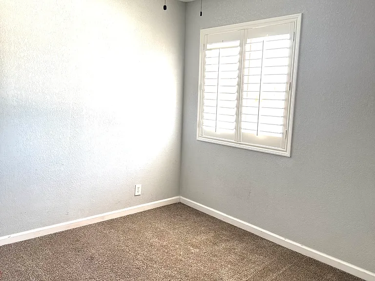 1221 N 47th Pl — Photo 28