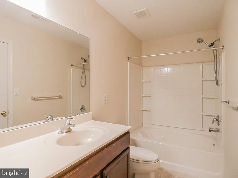 2105 Lexington Mews — Photo 47