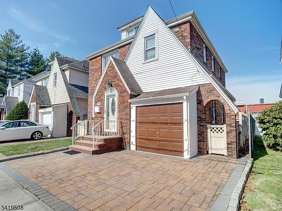 3rd image of 569 Monroe Pl