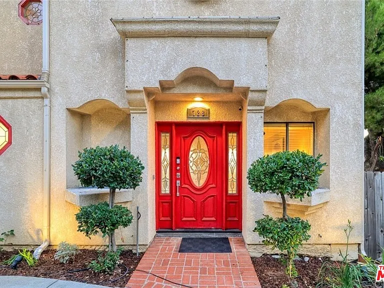 728 Montecito Dr — Photo 2