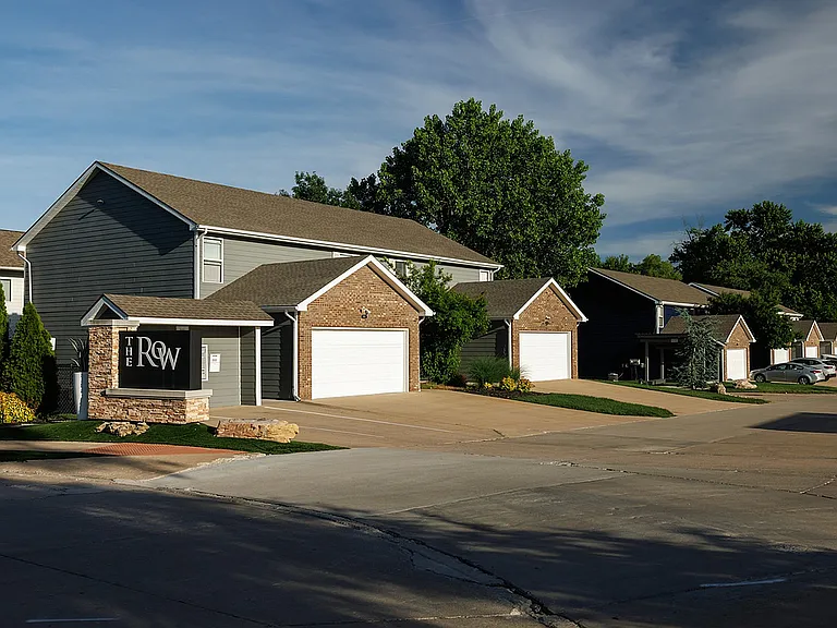 The Row — Photo 2