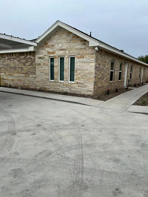 Building Photo - 5202 N Hiawatha Dr