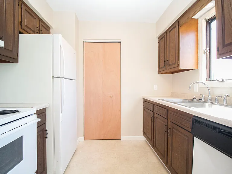 5359 Cresthaven Ln #6B — Photo 6