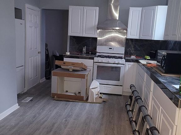 4th image of 301 Spring St