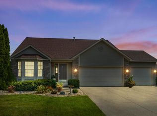 8932 Goshawk Ln, Fort Wayne, IN