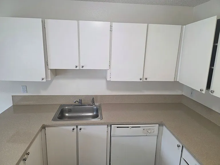 #160 WAH MAI TERRACE APARTMENTS — Photo 15