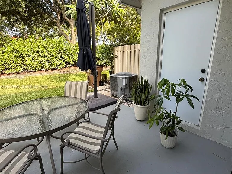 1428 SW 47th Ave — Photo 37