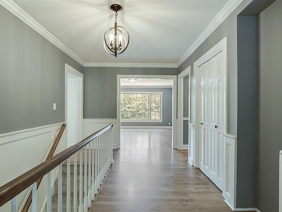 5th image of 915 Pinecrest Dr