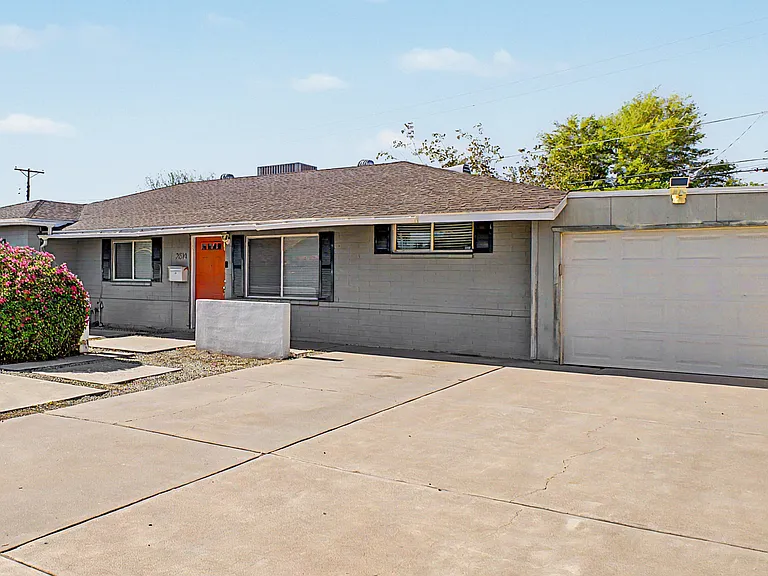 2514 E Campbell Ave — Photo 4