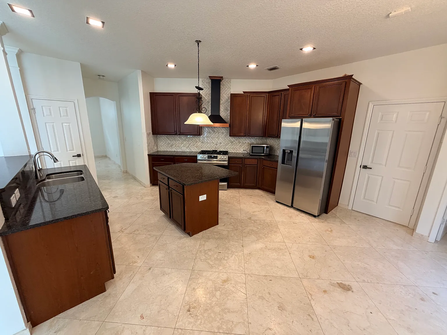 5 bed, 3678 sqft, $3,500 — Photo 2
