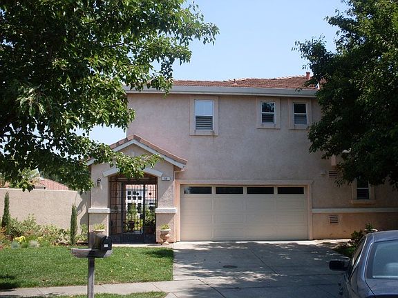 House from front-wide double lot