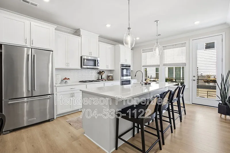 3 bed, 3.5 bath, 2940 sqft, $3,300 — Photo 4