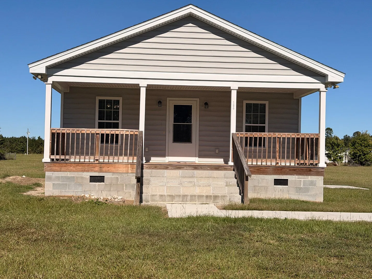 186 Oak Ridge Dr — Photo 1
