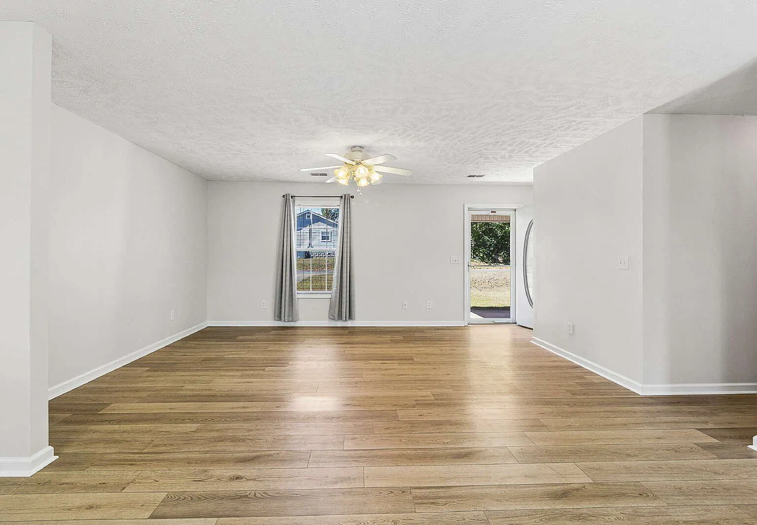 3 bed, 2.0 bath, 1333 sqft, $2,100 — Photo 3