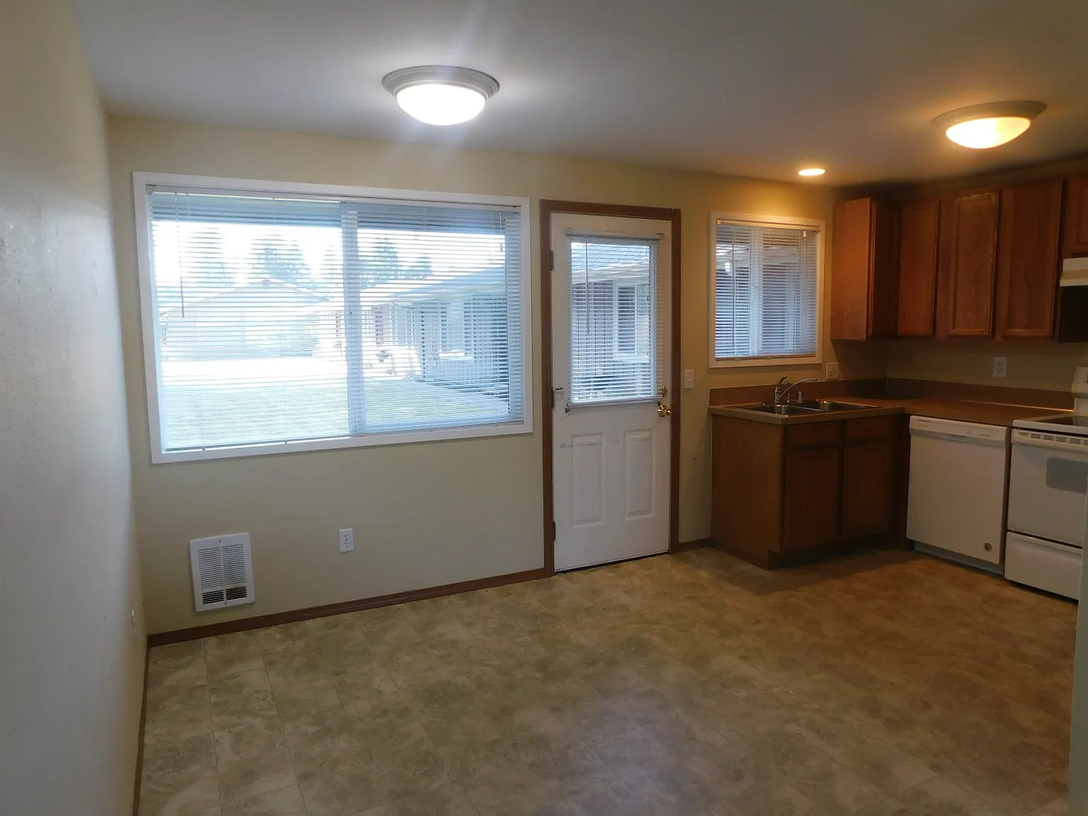 1207 Beach Ave - 2 — Photo 2